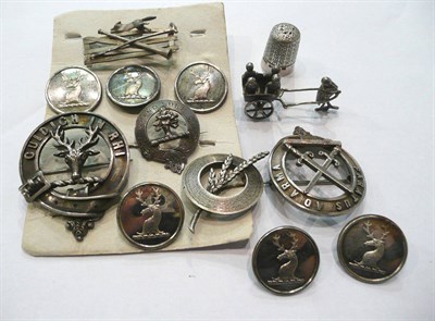 Lot 348 - Group of badges and buttons