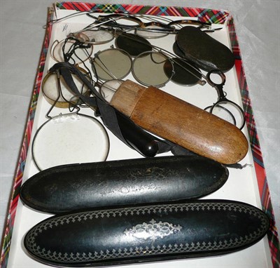 Lot 400 - A collection of spectacles and cases