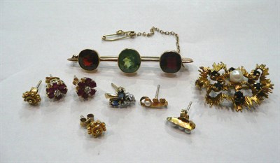 Lot 466 - A quantity of jewellery including a 9ct gold brooch, another set with garnets and a peridot, a pair