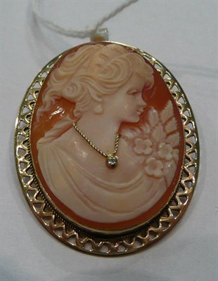 Lot 571 - A 9ct gold cameo brooch/pendant, the cameo carved with a maiden's portrait, within an oval...