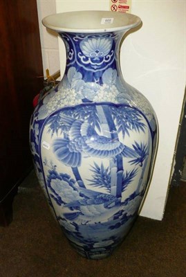 Lot 605 - Large Japanese blue and white vase