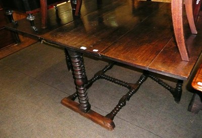 Lot 694 - Antique oak gate leg table