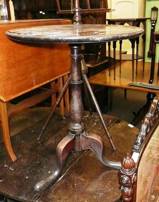 Lot 803 - An oak tripod table