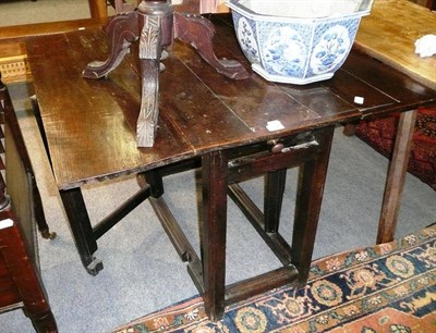 Lot 1128 - Small oak gate leg table