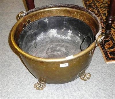 Lot 1142 - A heavy brass coal bucket on claw feet