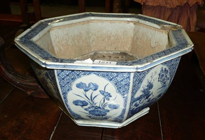 Lot 1211 - An 18th century blue and white planter on shallow stand