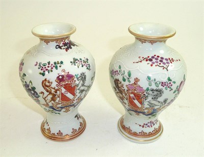 Lot 98 - A pair of Samson vases