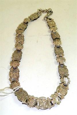 Lot 110 - An engraved necklace