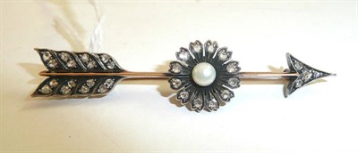 Lot 155 - Arrow brooch, diamonds with central pearl