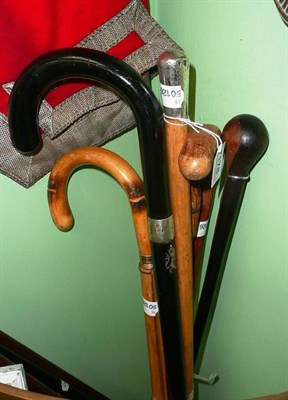 Lot 178 - Collection of five walking sticks one with coat of arms, and a knob kerrie (6)