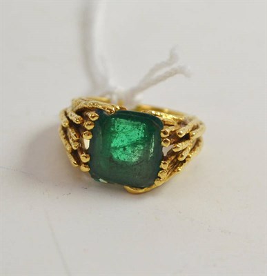 Lot 353 - An emerald ring, the step-cut emerald in a textured branched shoulder shank, finger size M