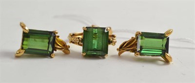 Lot 355 - A green tourmaline ring and a pair of green tourmaline earrings