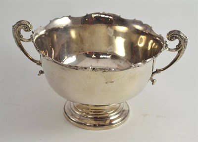 Lot 369 - A George VI silver twin handled pedestal bowl Adie Brothers, Birmingham, 1946