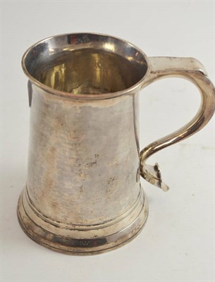 Lot 370 - A George III silver tankard, John Scofield, London 1776, of typical form, height 12.5cm