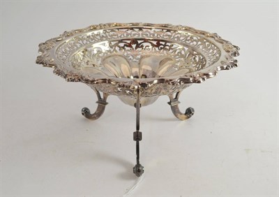 Lot 416 - An Edward VII pierced silver bowl, Walker & Hall, Chester, 1906, raised on three scrolling feet