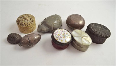 Lot 499 - Five assorted pill/snuff boxes and a vinaigrette dated 1851