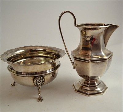 Lot 504 - A Victorian silver sugar bowl, GN, RH, Chester 1900 and a cream jug (2)