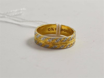 Lot 512 - A 22ct gold band ring