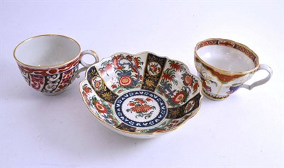 Lot 520 - An 18th century Worcester polychrome painted Oriental style bowl and two 18th century cabinet cups