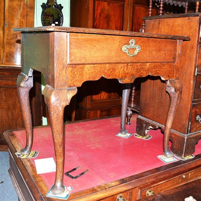 Lot 667 - An oak lowboy