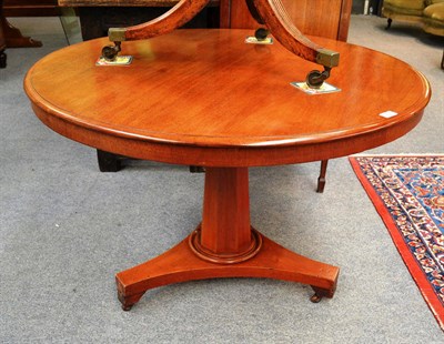 Lot 678 - A Victorian small mahogany circular breakfast table