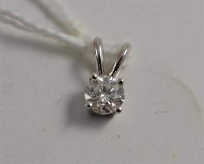 Lot 90 - An 18ct white gold diamond solitaire pendant