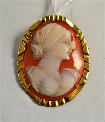 Lot 94 - A cameo brooch carved with a maiden