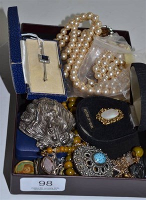 Lot 98 - A cased bar brooch and assorted costume and silver jewellery