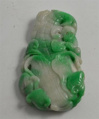 Lot 99 - A Chinese jade/jadeite monkey pendant