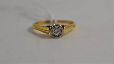 Lot 112 - An 18ct gold diamond solitaire ring