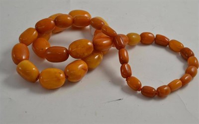 Lot 114 - An amber necklace