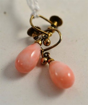 Lot 143 - A pair of conch pearl type earrings