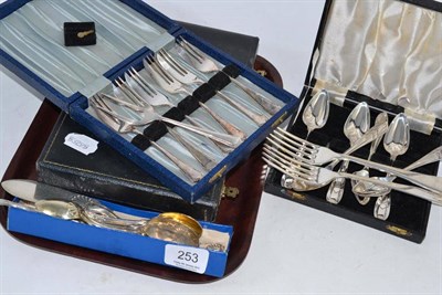 Lot 253 - A quantity of plated flatware, six silver teaspoons, sugar spoon and fish knife