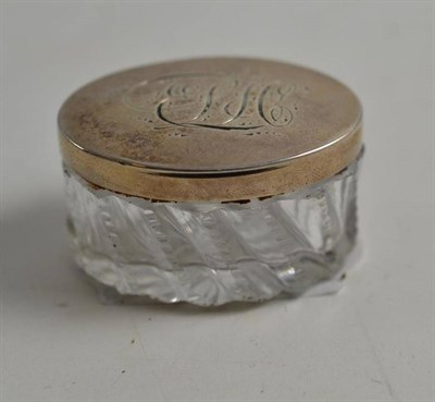 Lot 286 - A George III silver vinaigrette, Joseph Taylor, Birmingham 1796, the oval cut glass body with plain