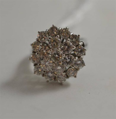 Lot 506 - A diamond cluster ring