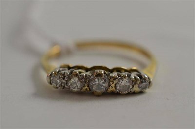 Lot 539 - A diamond five stone ring