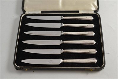 Lot 556 - Set of six Art Deco silver handled tea knives, in Reid case