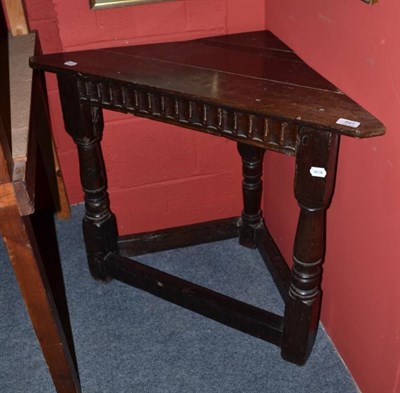 Lot 947 - An early 18th century triangular corner table with fluted frieze and gun barrel turned legs