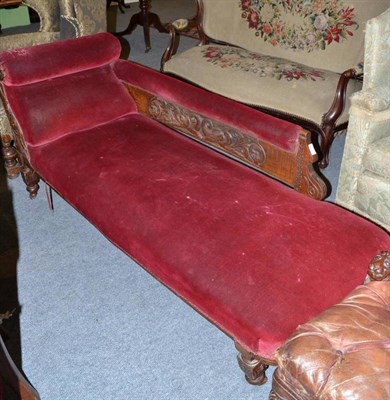 Lot 1070 - A Victorian carved chaise longue (en suite to previous lot)