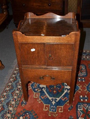 Lot 1080 - Oak tray top bedside commode