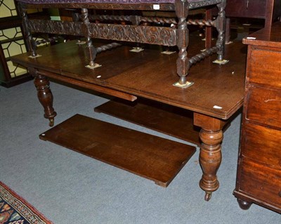 Lot 1093 - Victorian oak dining table with three additional leaves