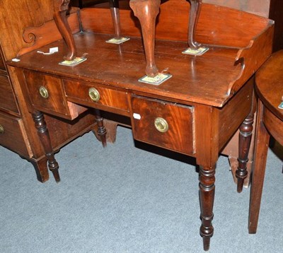 Lot 1109 - Mahogany washstand