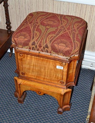 Lot 1178 - Late 19th century satinwood commode