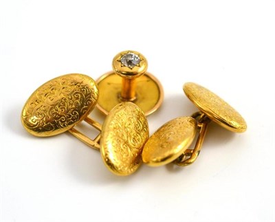 Lot 52 - 18ct gold dress stud and pair of 18ct gold cufflinks