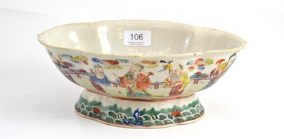 Lot 106 - A Chinese porcelain quatre-lobed footed dish, Daoguang circa 1850, externally enamelled with twelve