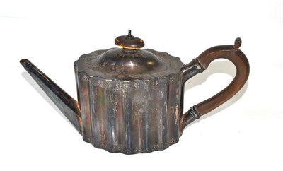 Lot 128 - A George III silver teapot, maker's mark C.C, London 1784