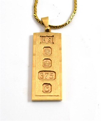 Lot 287 - A 9ct gold ingot pendant on a 9ct gold chain