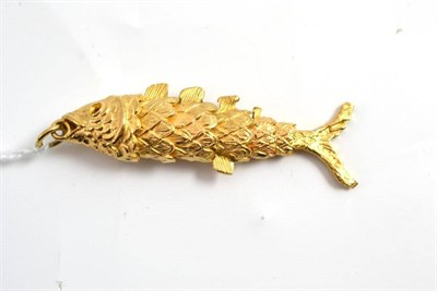 Lot 292 - A gold coloured articulated fish pendant