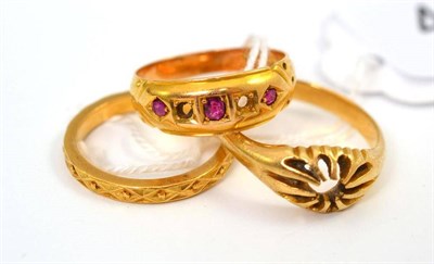 Lot 422 - 22ct gold patterned ring, 18ct ring mount and 15ct gold ring (a.f.)