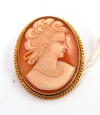 Lot 425 - A 9ct gold shell cameo brooch depicting a maiden